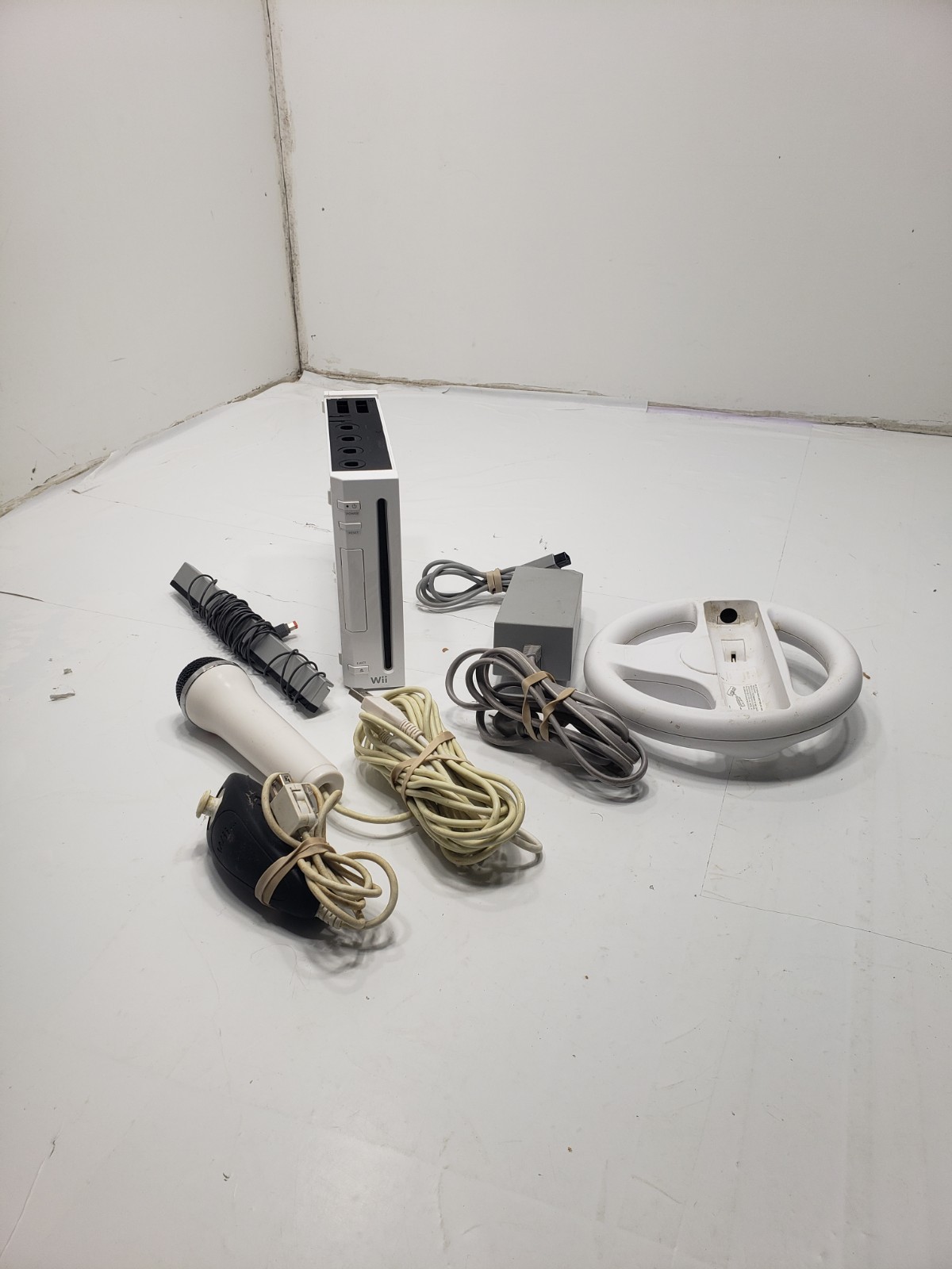 Nintendo Wii White Console With Microphone 1 Nunchuck Steering Wheel & Plug Ins