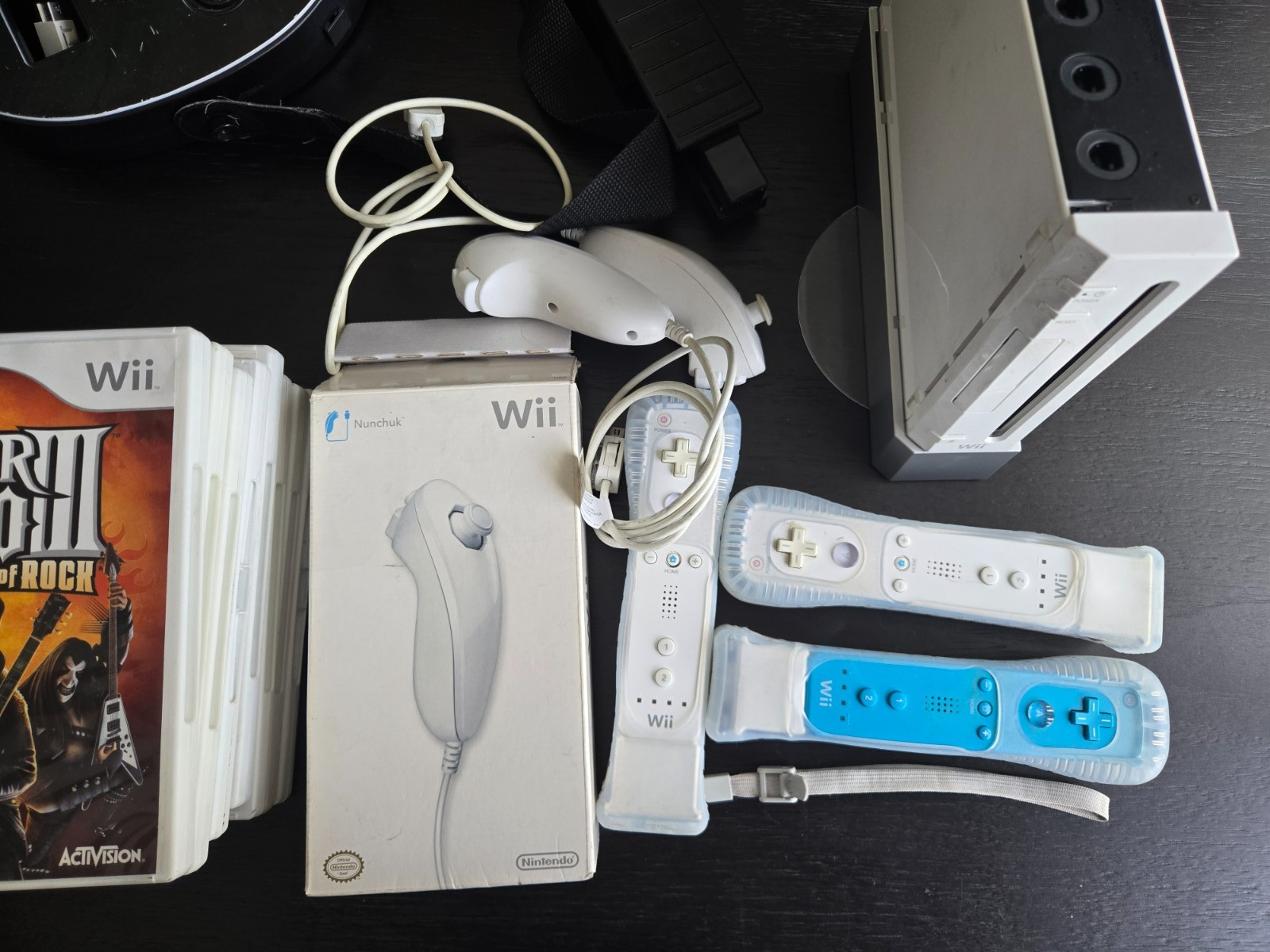 Nintendo Wii Console Bundle – 3 remotes, 9 games