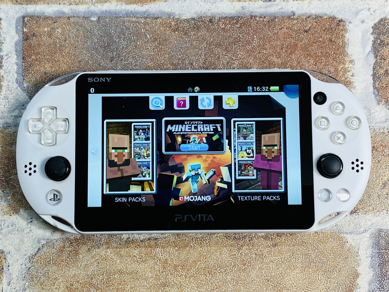 PS Vita Glacier White PCH-2000 SONY PlayStation Japan 8GB Charger 2 Games DDP