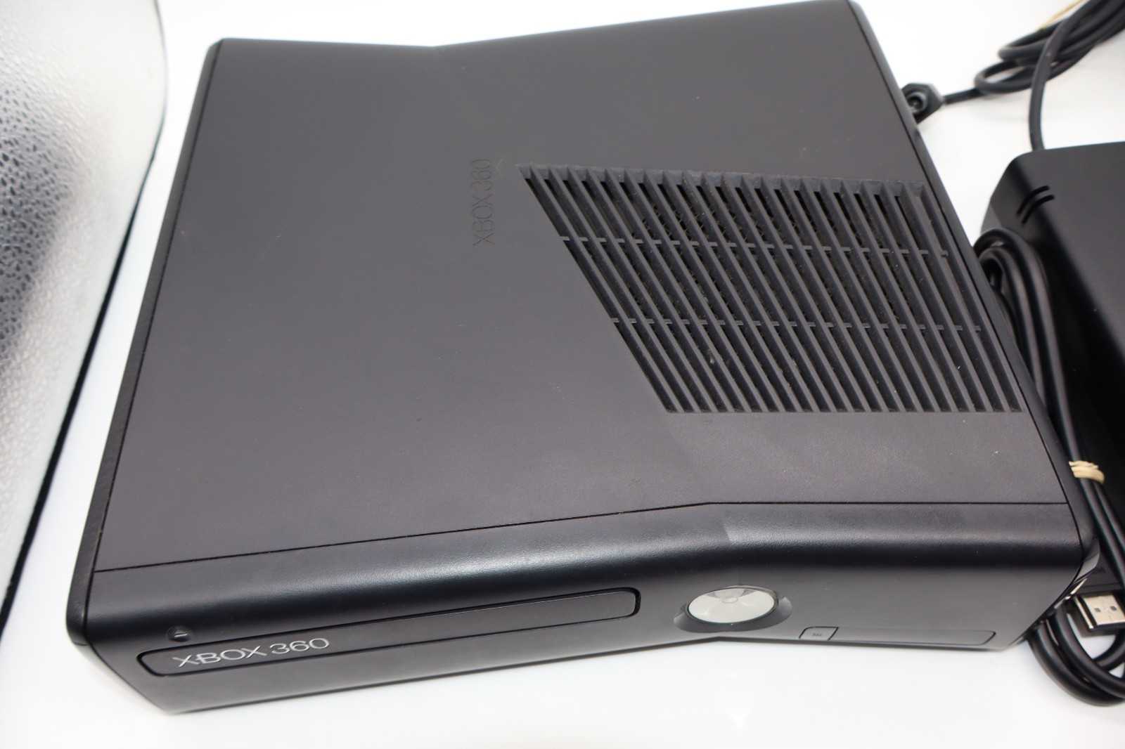 Microsoft Xbox 360 S ( 320GB) Console with Kinect, Cables, and Controller