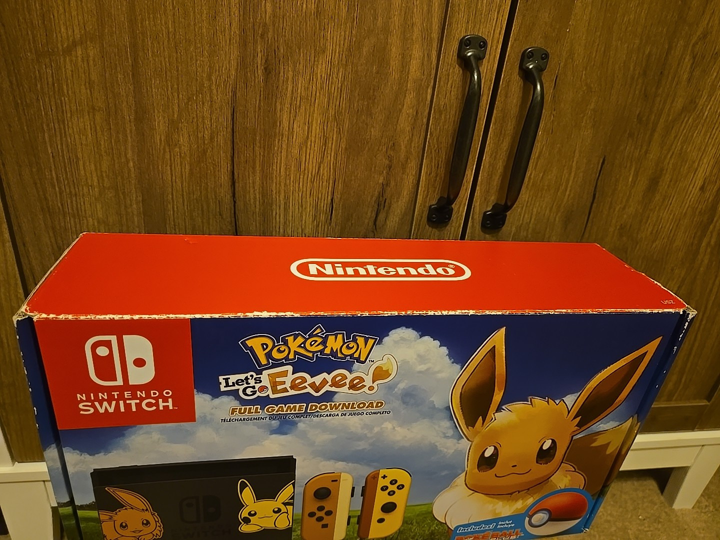 Nintendo Switch – Pokemon Let’s Go Eevee Edition Console w/Poke Ball Plus CIB