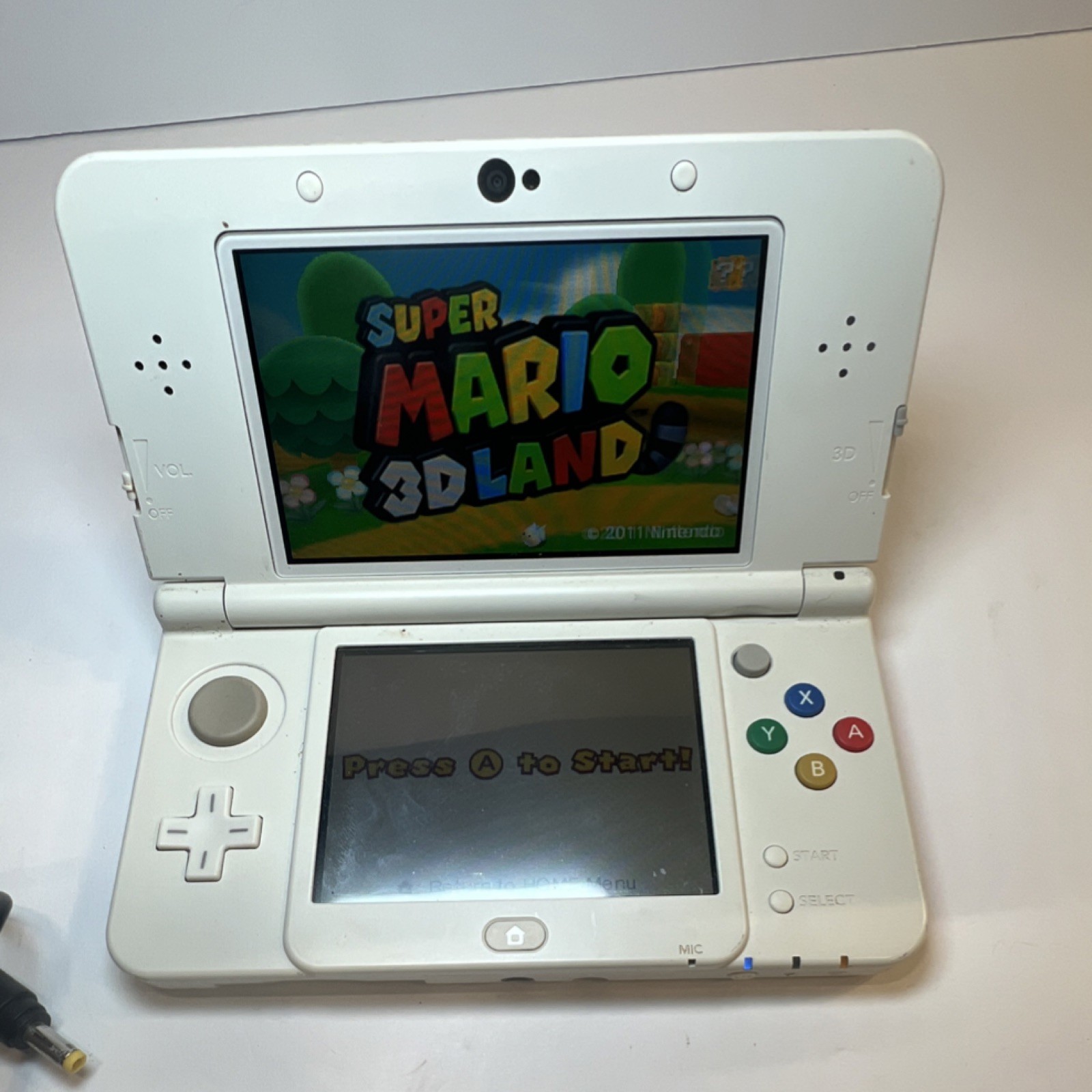 Nintendo New Nintendo 3DS White w/ Mario Cover Plate 3D Touchscreen 4GB US