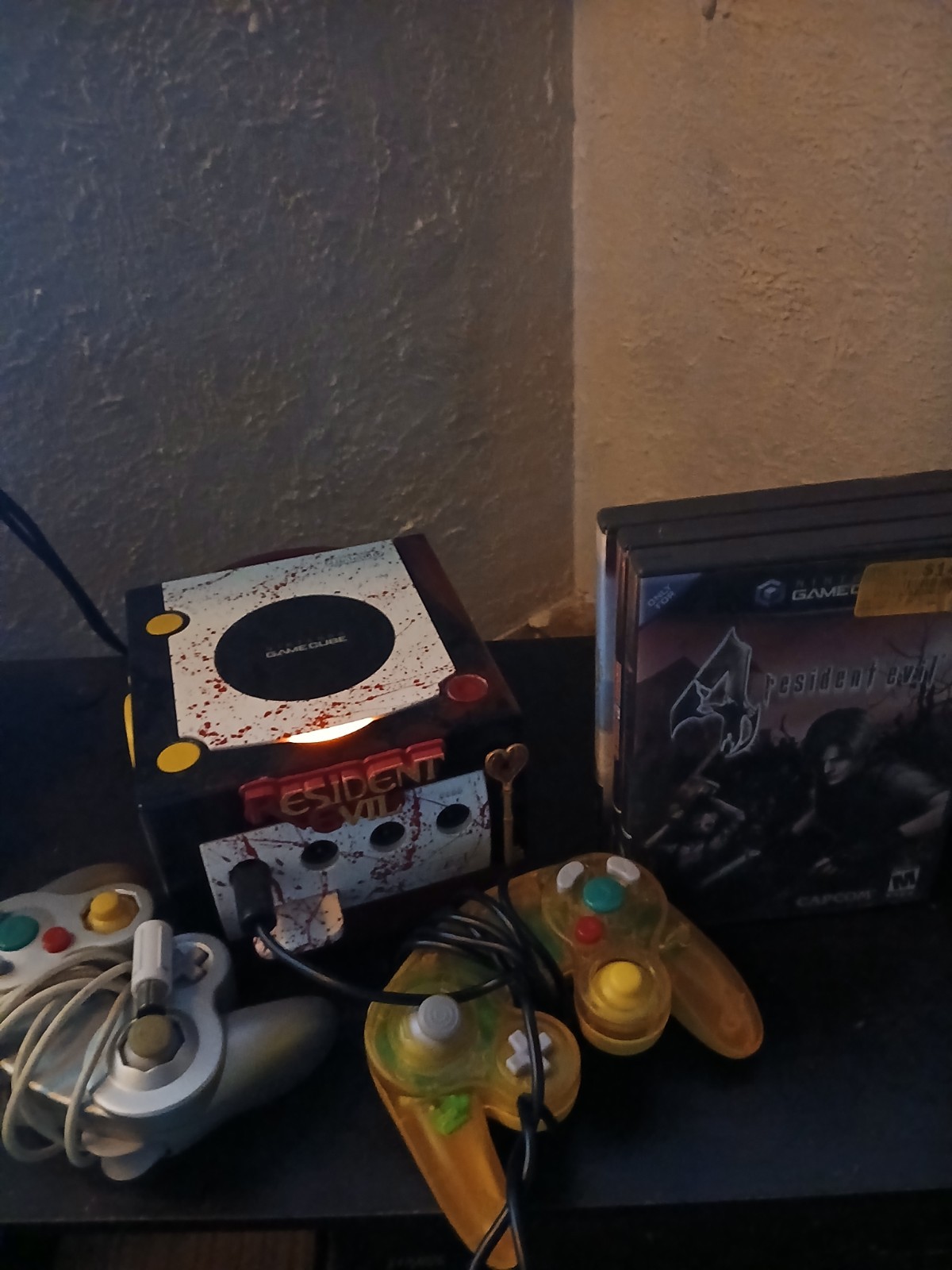 Custom Resident Evil Gamecube. 4 Games, 2 Controllers, Memory Card. See Pictures
