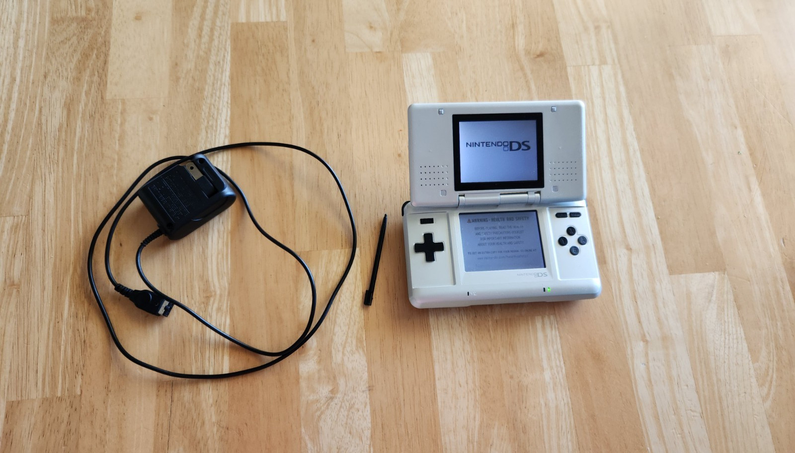 Original Nintendo DS NTR-001 Console/Stylus/Charger Nice Shell