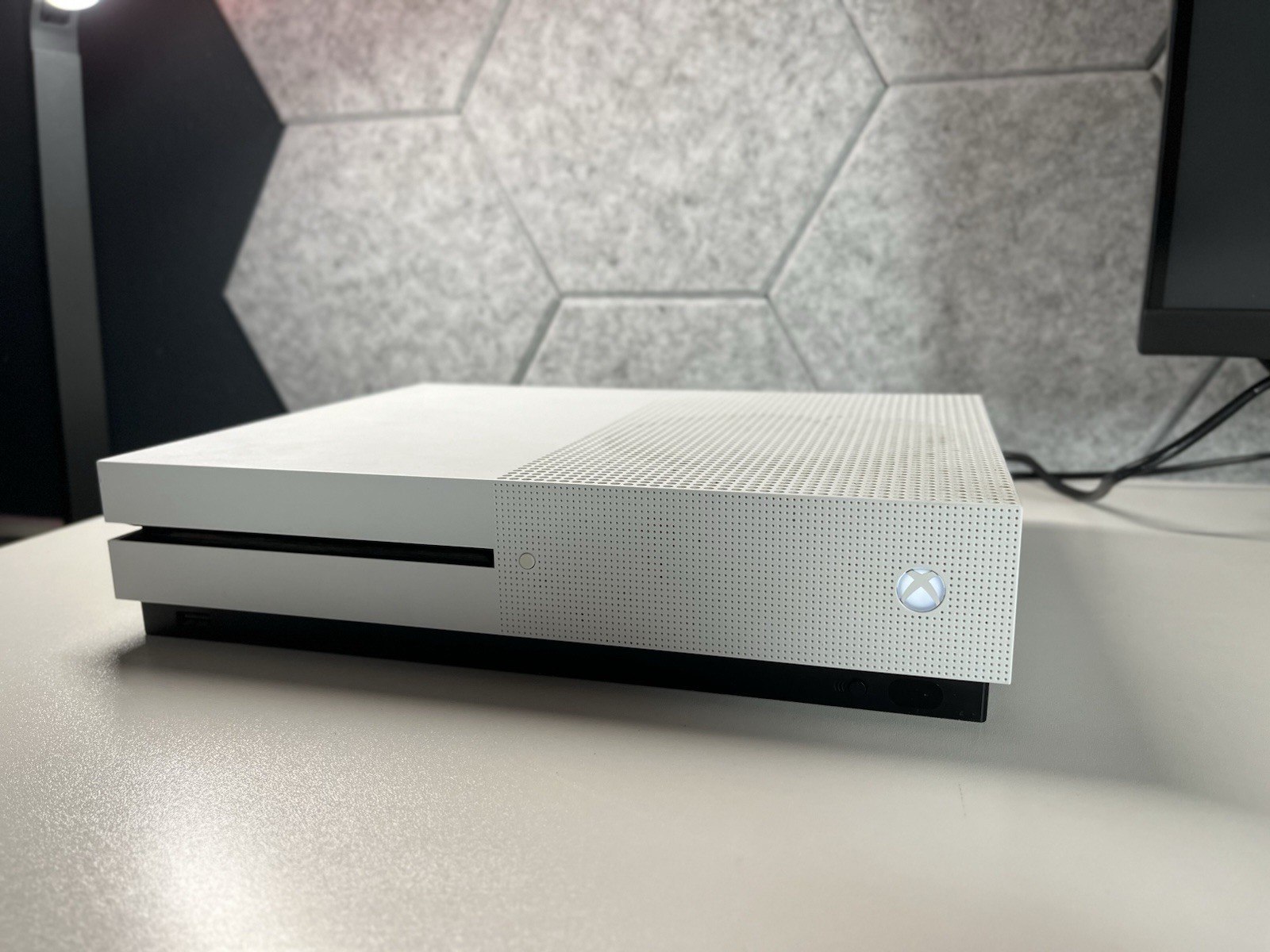 Xbox One S 1TB White | 20+ Games | 2Tb External HDD | 1 Wired Controller