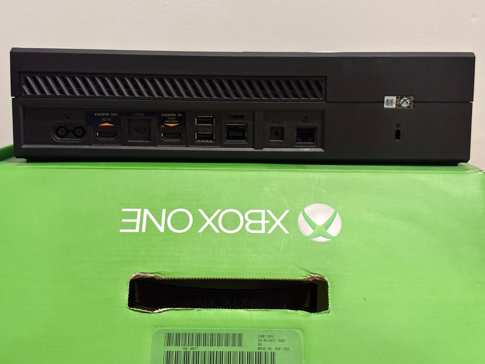 Xbox One 500GB Original Console Model 1540 / 1520 Kinect Camera Energizer Stand