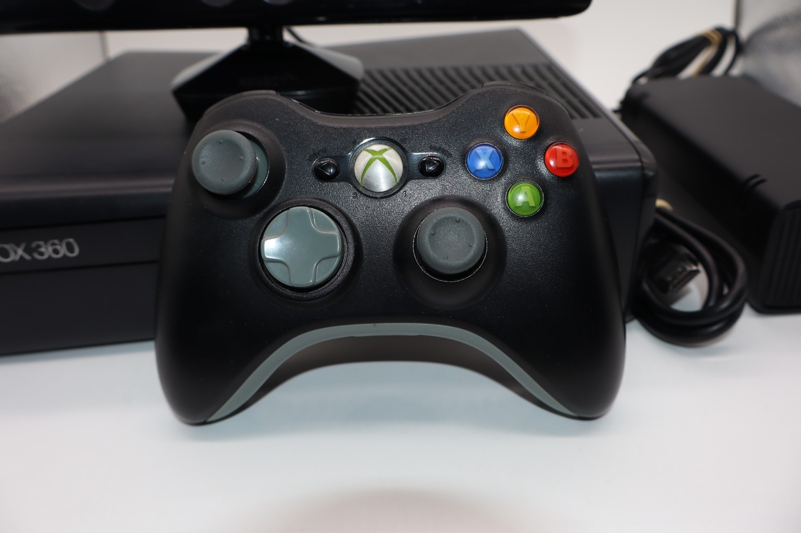 Microsoft Xbox 360 S ( 320GB) Console with Kinect, Cables, and Controller