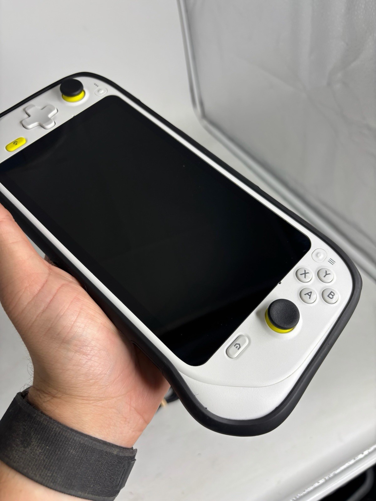 Logitech G CLOUD Handheld Portable Gaming Console 1080P 7″ Touchscreen White