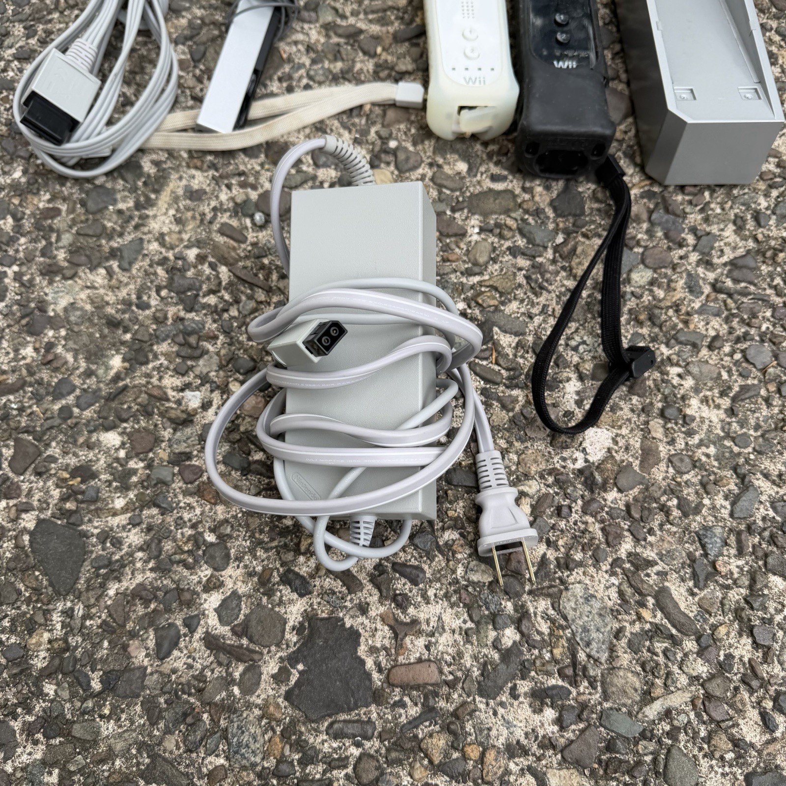 Nintendo Wii RVL-001(USA) Console Bundle – White