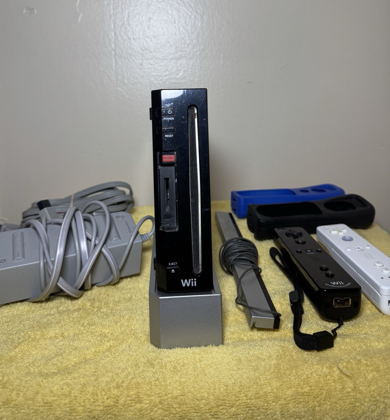 Nintendo Wii Black Console RVL-001 Bundle W/ Games