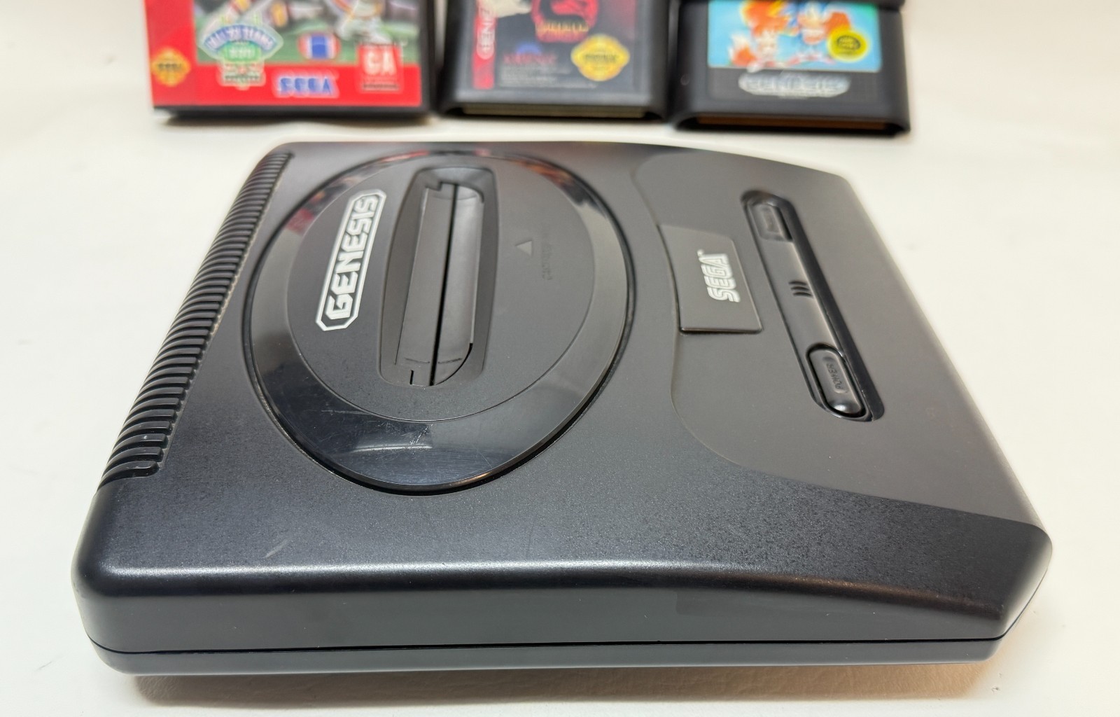Sega Genesis Model 2 Console MK-1631 Bundle 5 Games Sonic 2 SFII – POWERS ON