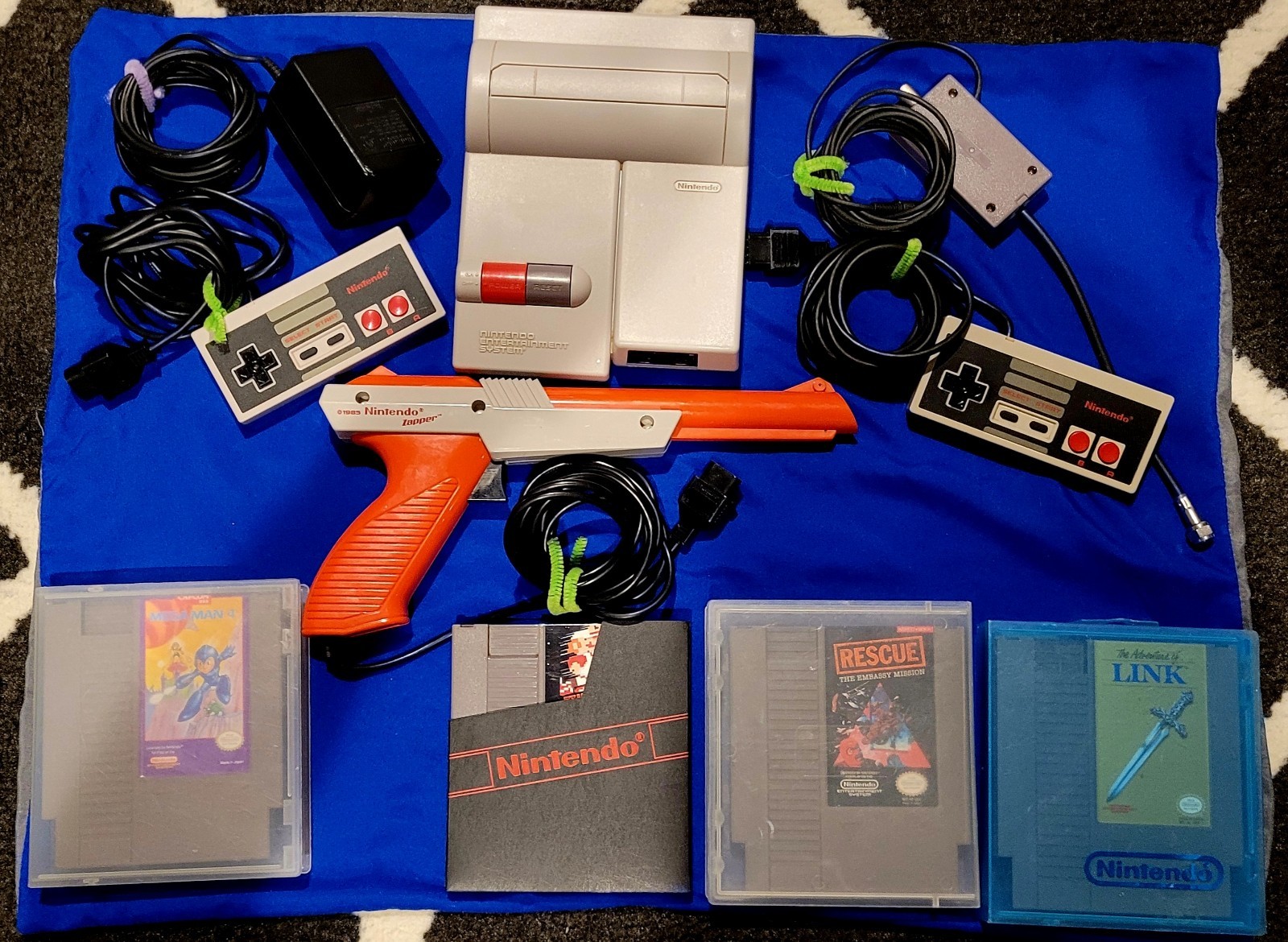 Nintendo Nes Top Loader Console Bundle 4 Games Two Controllers & One Zapper Gun