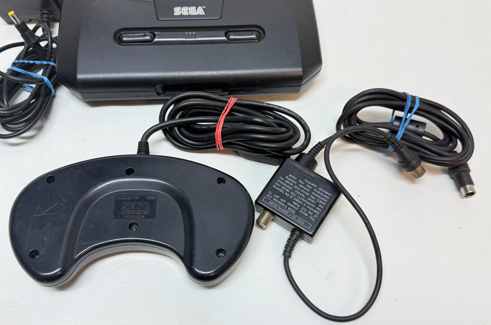 Sega Genesis Model 2 Console MK-1631 Bundle 5 Games Sonic 2 SFII – POWERS ON