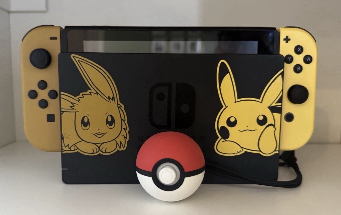 *US SELLER* Nintendo Switch Console Let’s Go Pikachu! + Poke Ball Plus! & Dock!