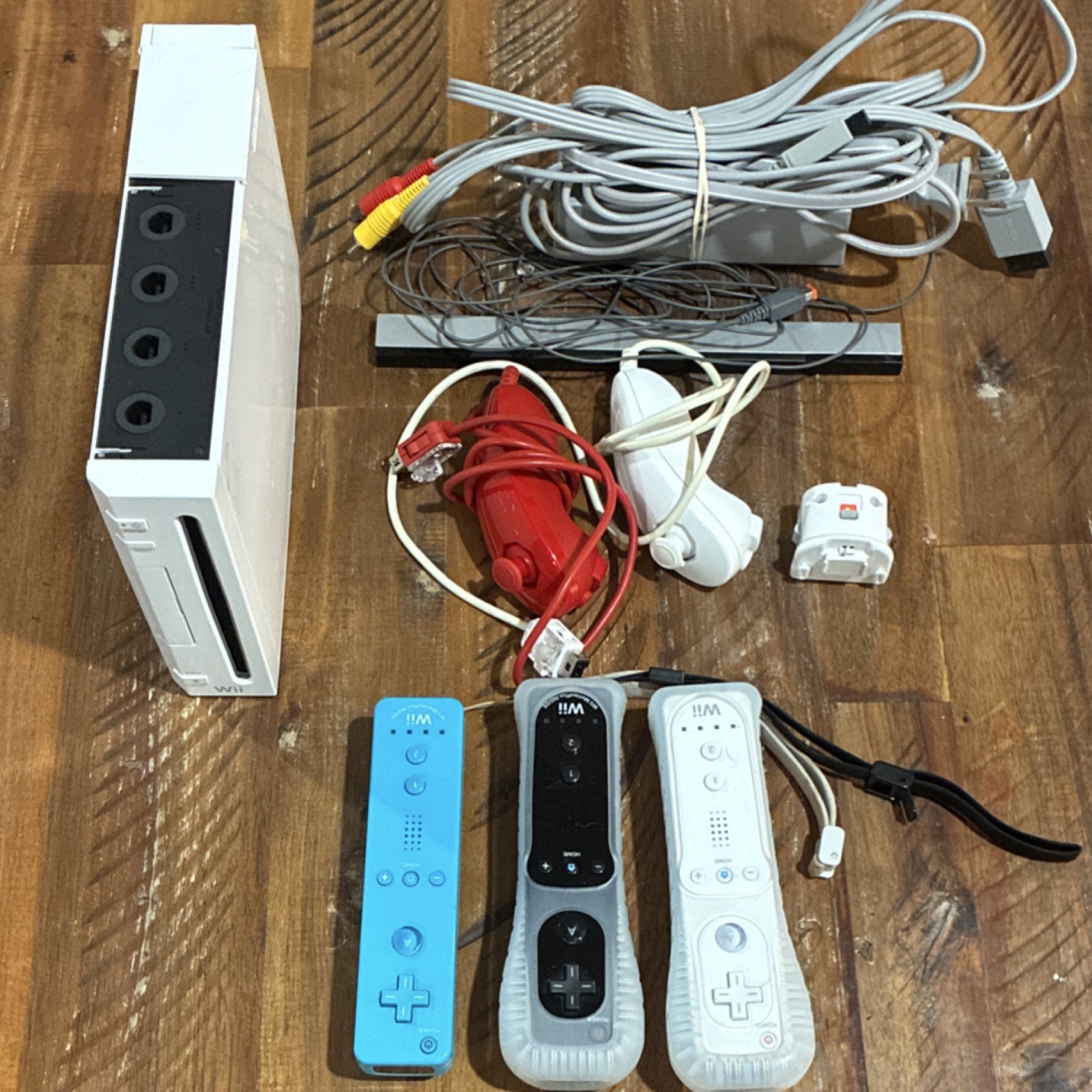 Nintendo Wii RVL-001 White Console Bundle 3 Remotes – 2 Nunchuks – Sensor Bar
