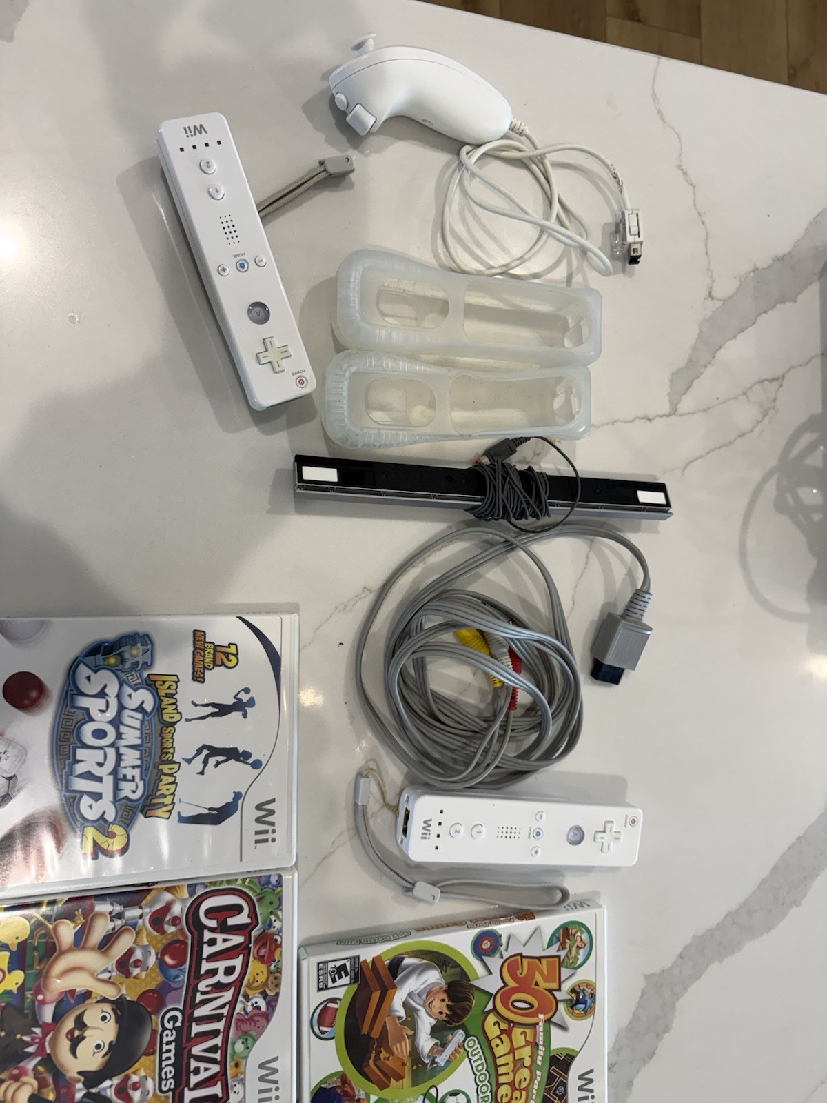 Nintendo Wii Console White RVL-001(USA) NTSC-U/C Bundle 2 Remotes Sensor Games
