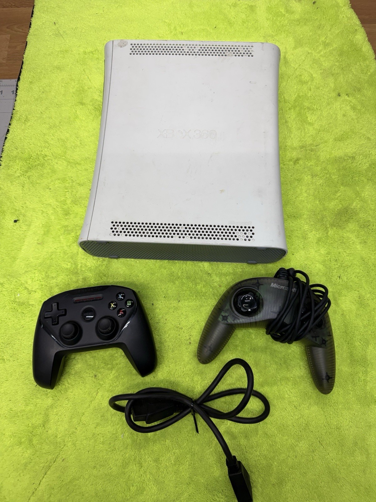 Xbox 360 Console White Worked the Last Time Unknown Condition Pics 2 Controllers