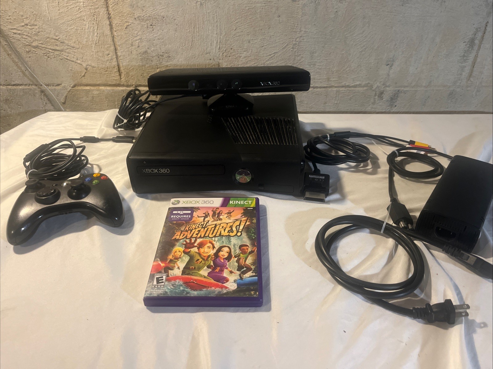 Xbox 360 Slim Console 1439 4GB Lot: Wired Controller Kinect Wires Game Tested