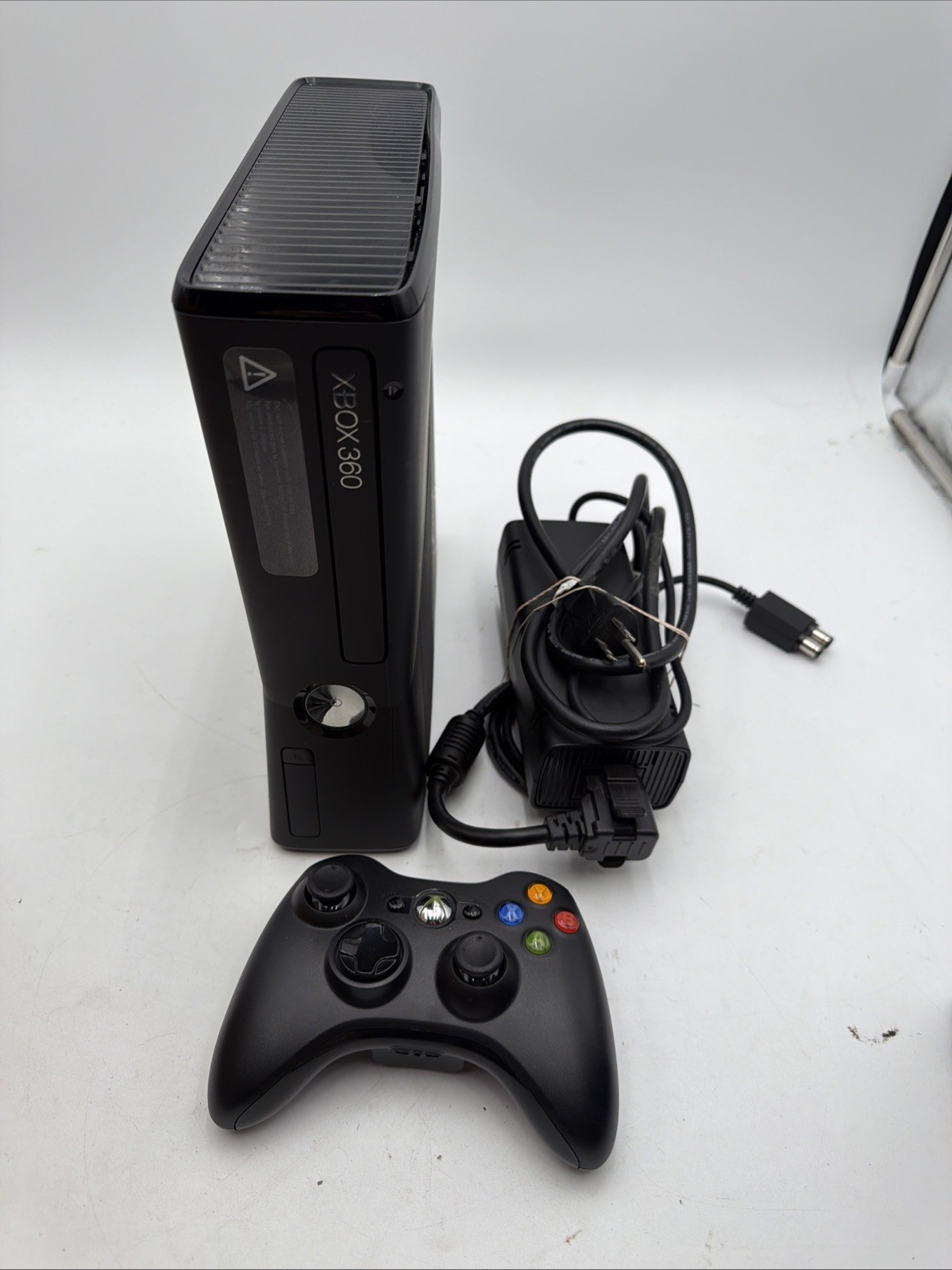 Microsoft Xbox 360 S Slim 4GB 1439 Console Bundle Controller Cable