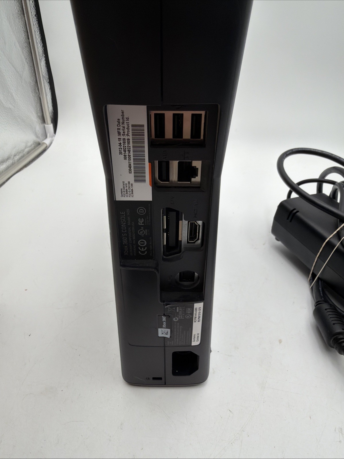 Microsoft Xbox 360 S Slim 4GB 1439 Console Bundle Controller Cable