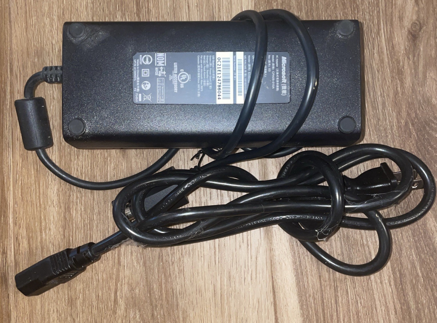 Xbox 360 Slim 250GB Bundle – Kinect Controller & 2 Controllers