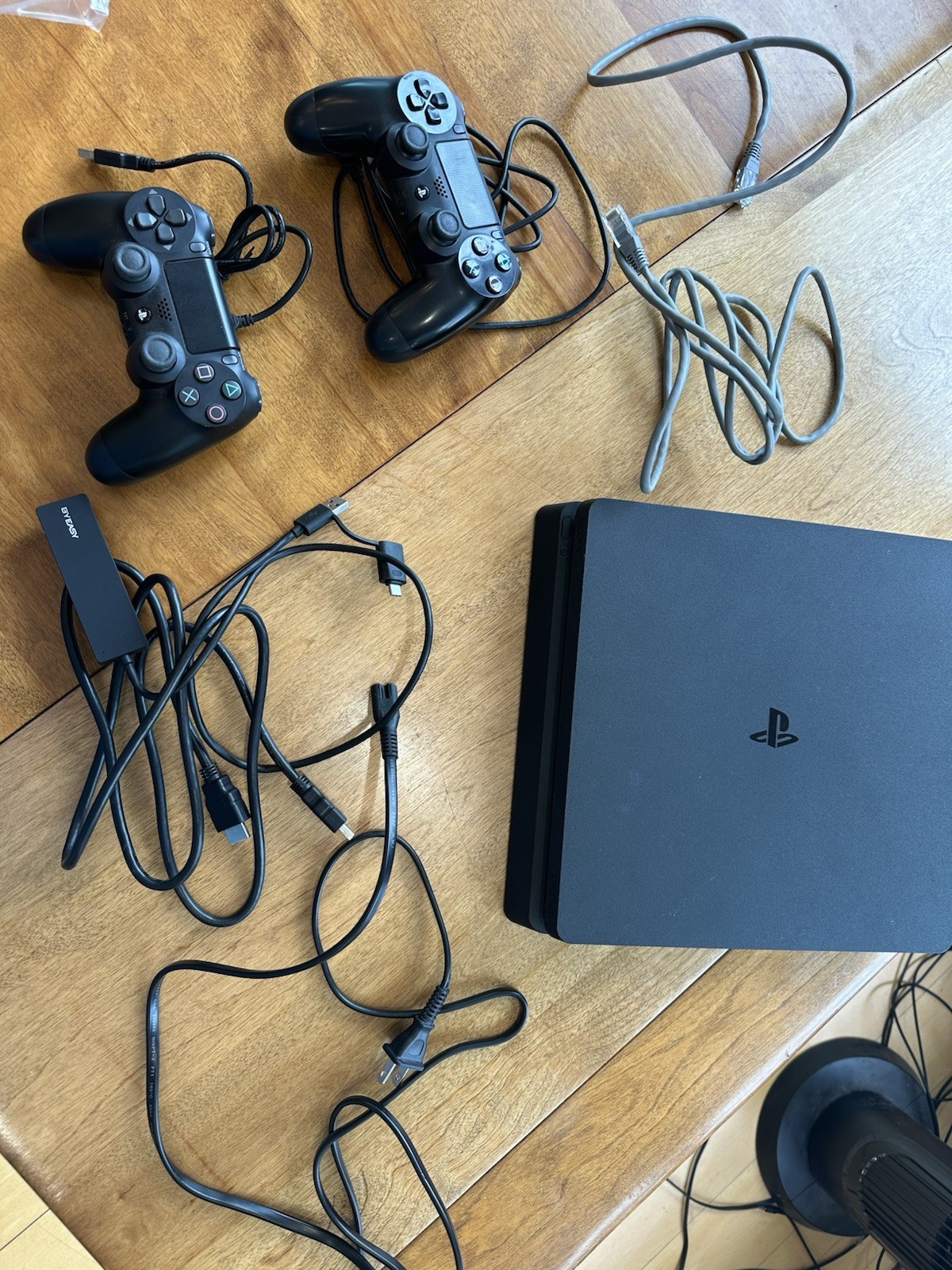 PS4 Slim 1Tb Console 2 Dual Shock Controllers 4 USB Hub Horizon Game WORKS GREAT