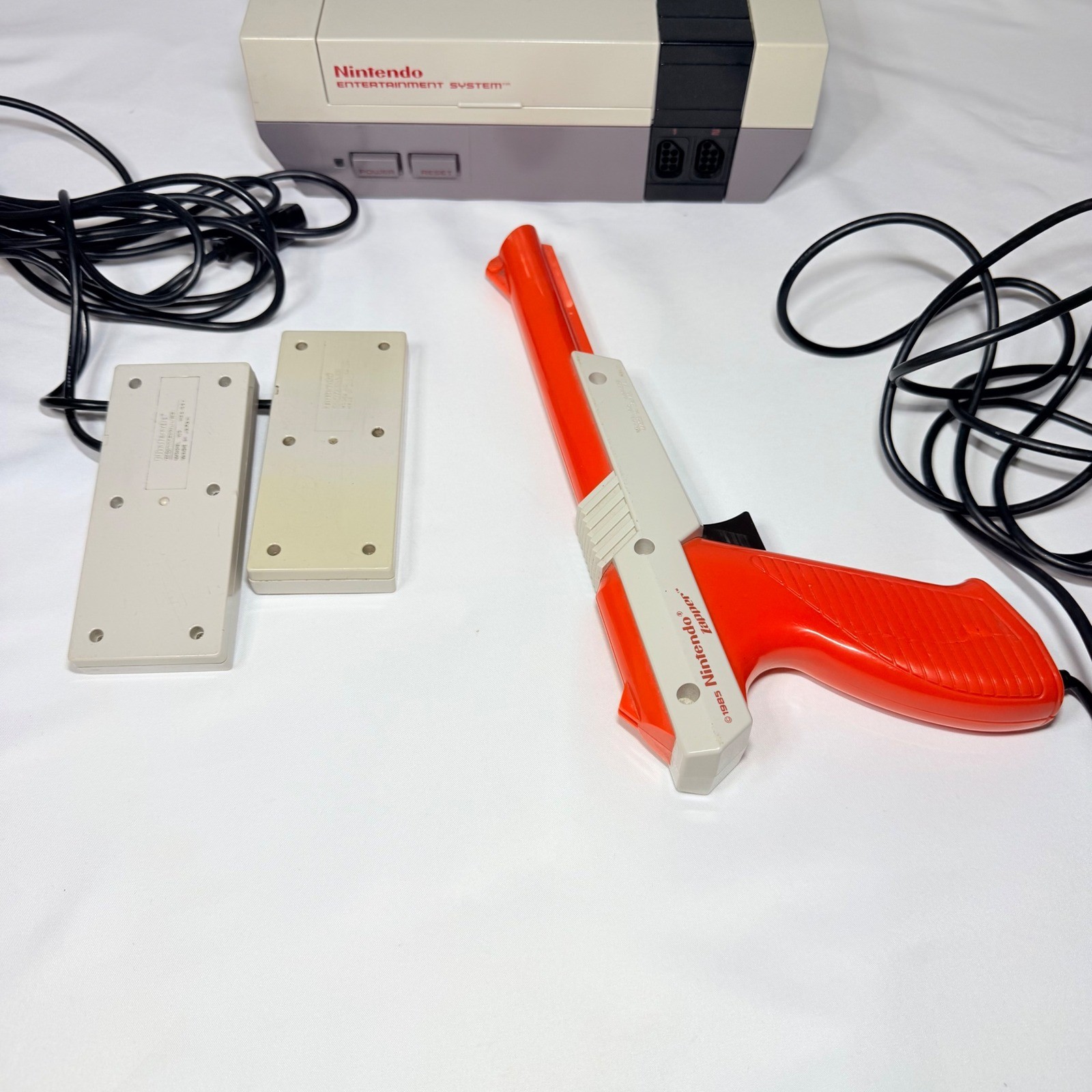 Nintendo Entertainment System NES Console Bundle with 2 Controllers Zapper READ