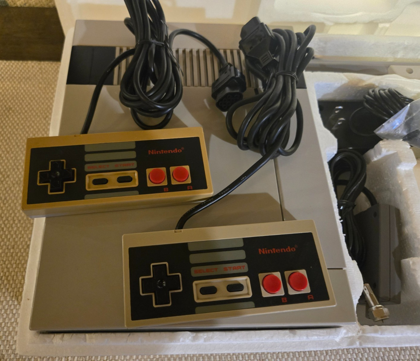 Vintage Nintendo NES Action Set Home Console, Complete In Box + Mario /Duck Hunt