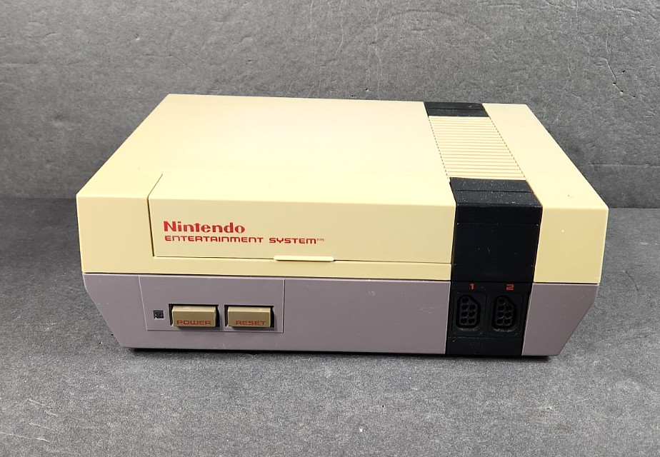 VINTAGE 1985 NINTENDO NES-001 CONTROL DECK BUNDLE MARIO GAME 2 CONTROLLERS GUN