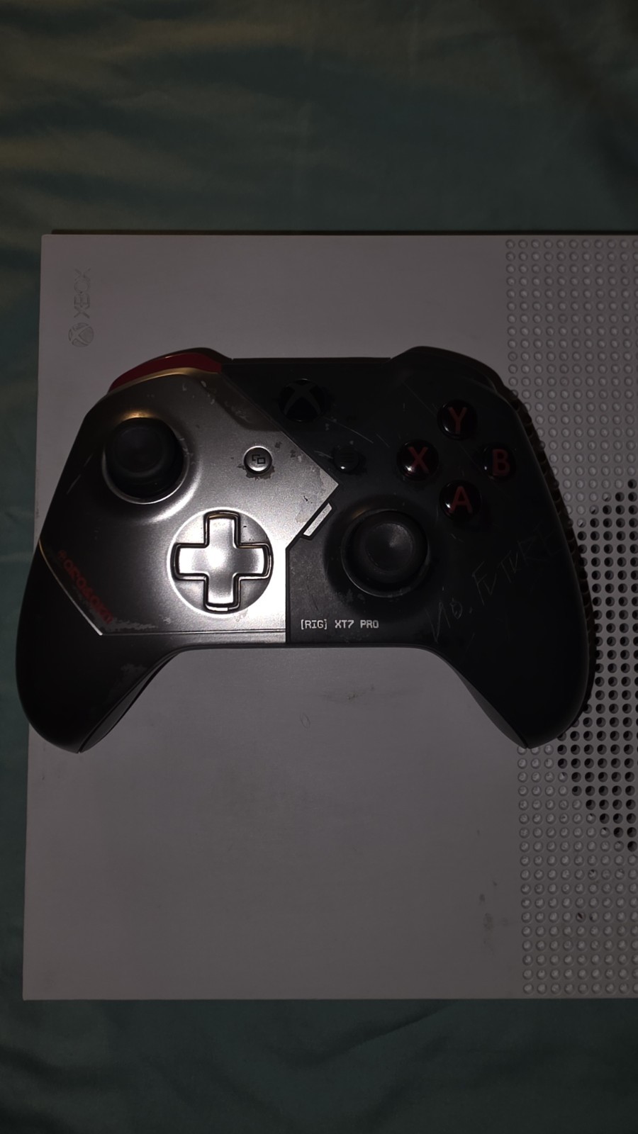 Xbox One S 1TB Console White With Cyberpunk Controller And Titanfall