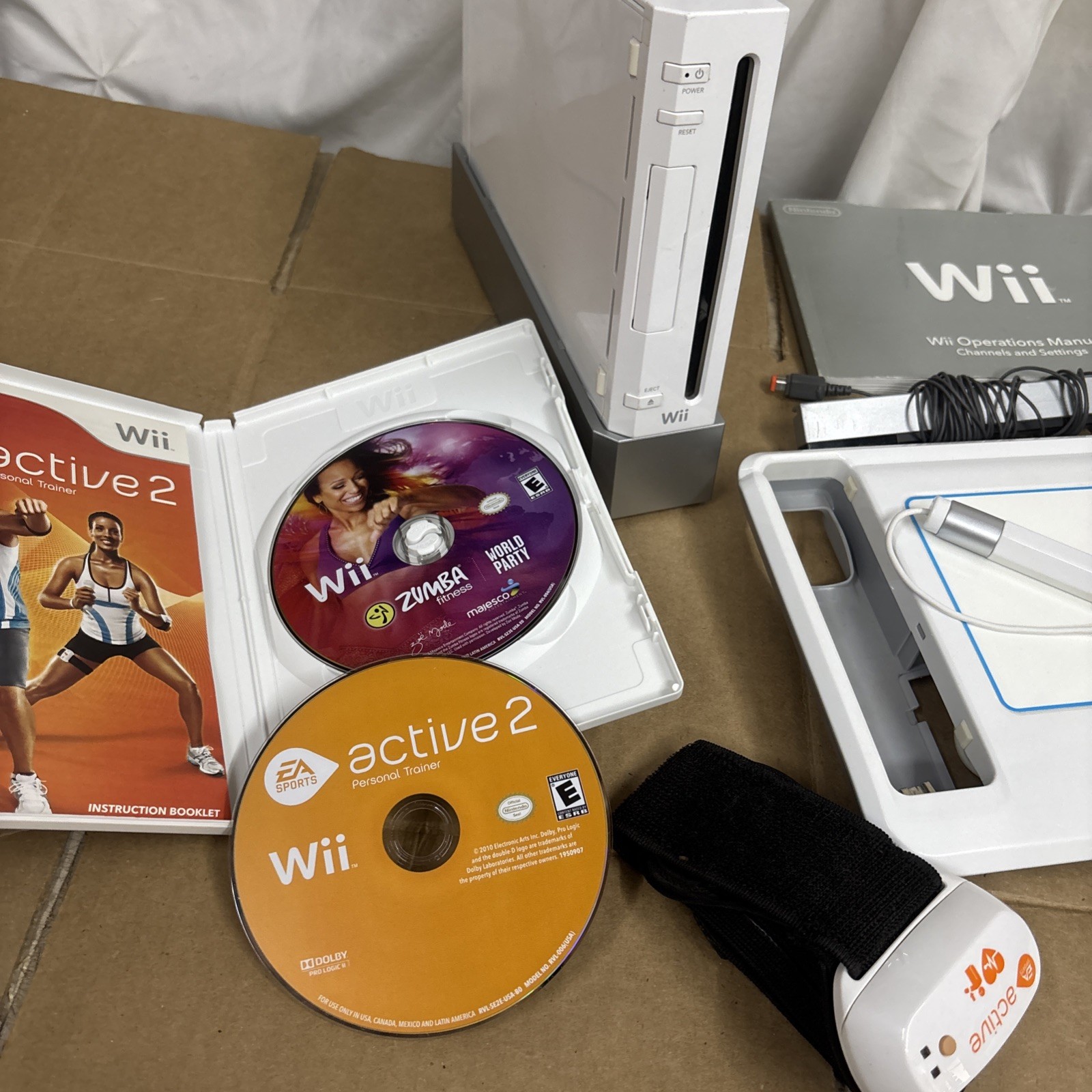 Nintendo Wii RVL-001 512 MB Home Console – White W Cords Controllers & Extras