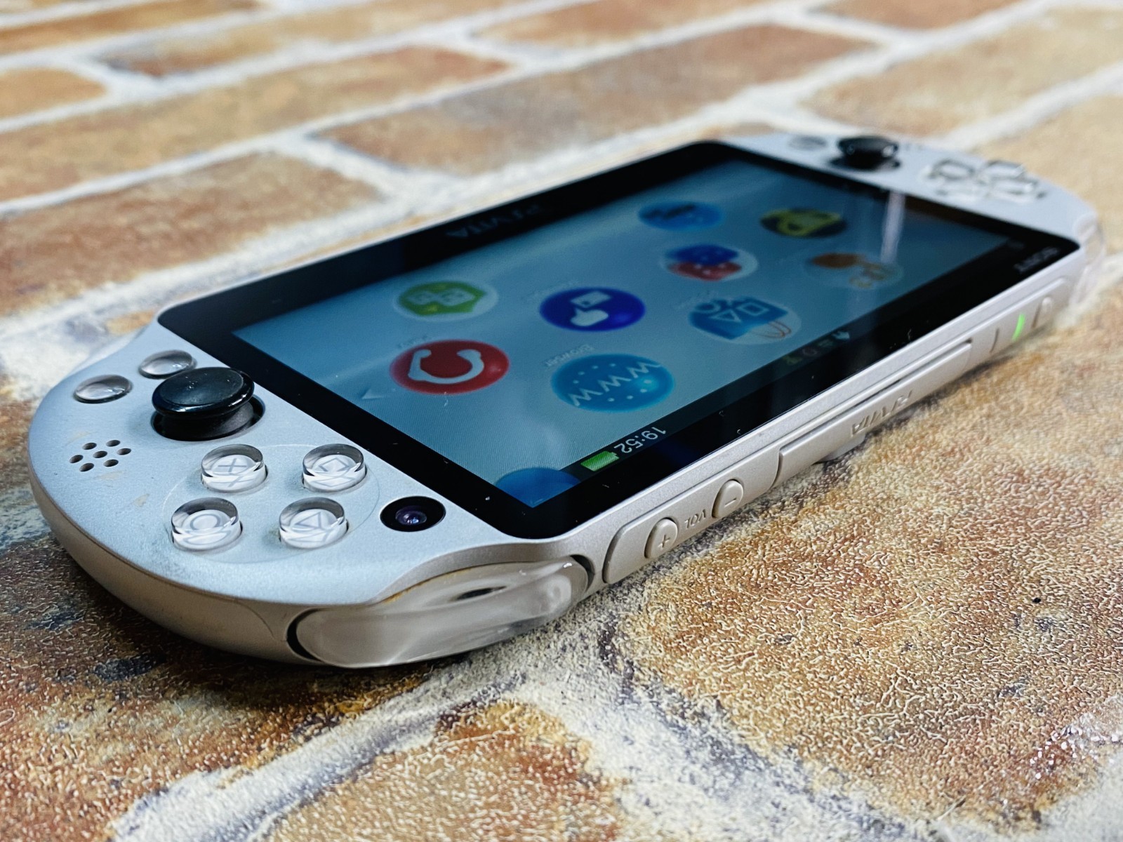 SONY PS Vita PCH-2000 ZA25 SILVER Japan PlayStation Charger 8GB Tested DDP