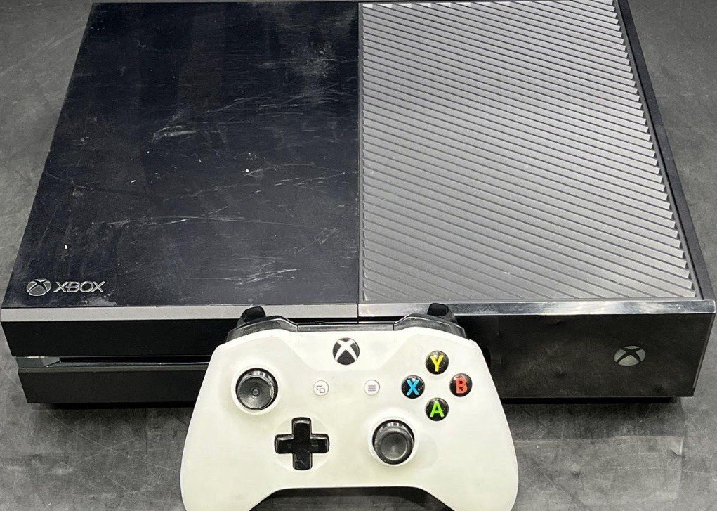 Microsoft Xbox One 1540 Black Console with Wireless Controller