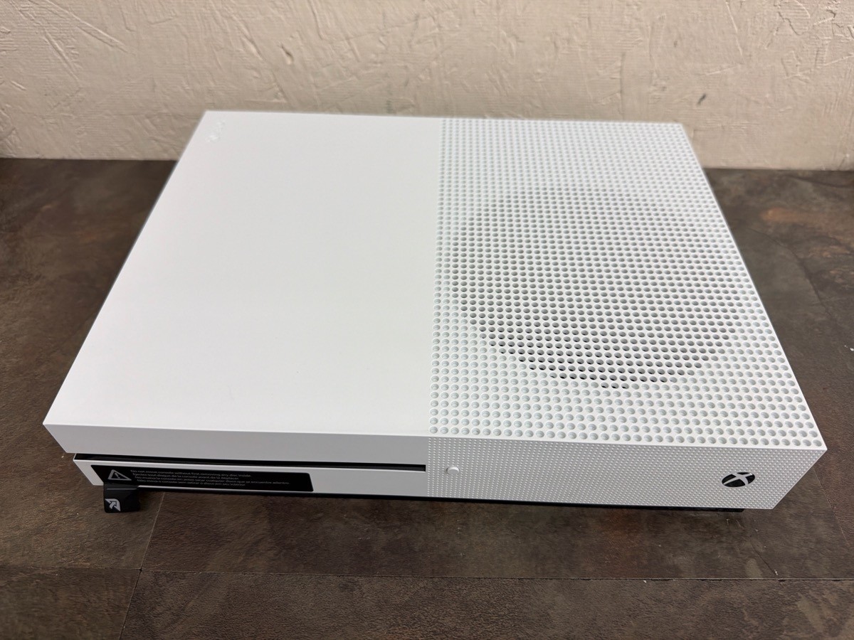 XBOX ONE S 500GB CONSOLE 1681 W/ 1 CONTROLLER & CABLES – TESTED (WBP018230)