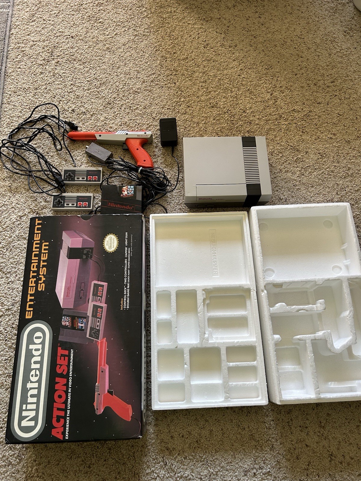Nintendo NES Action Set Console w/ Box, Light Gun