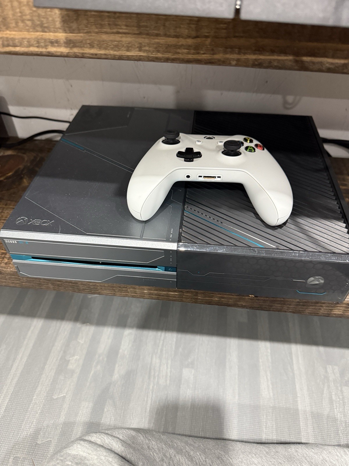 Microsoft Xbox One Halo 5: Guardians Limited Edition 1TB. White Controller.