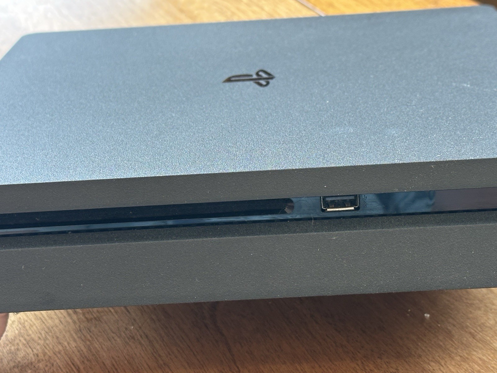 PS4 Slim 1Tb Console 2 Dual Shock Controllers 4 USB Hub Horizon Game WORKS GREAT
