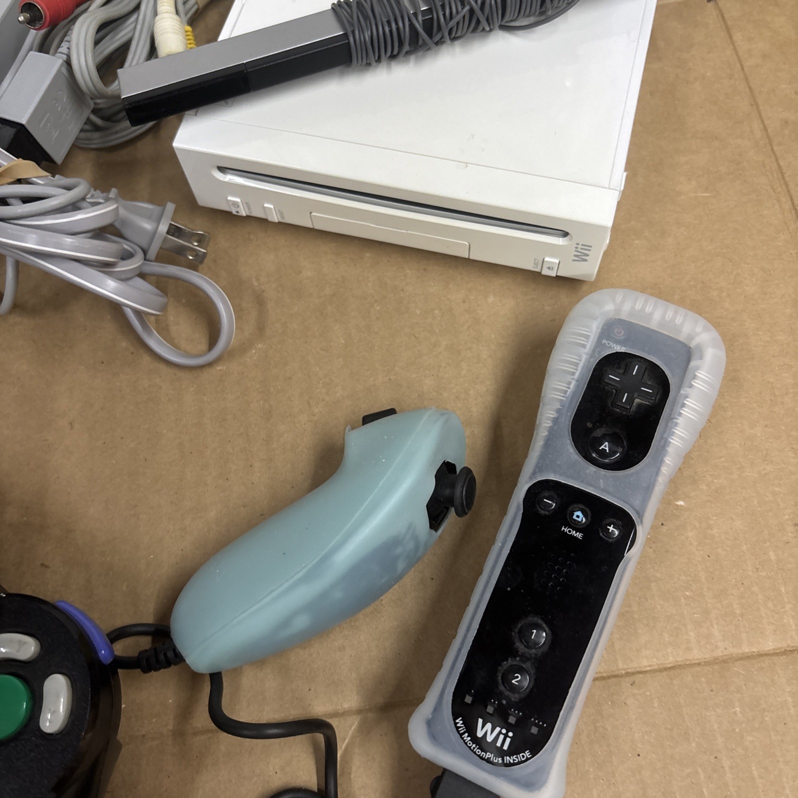 Nintendo Wii RVL-001 512 MB Home Console – White W Games And Controllers Fit