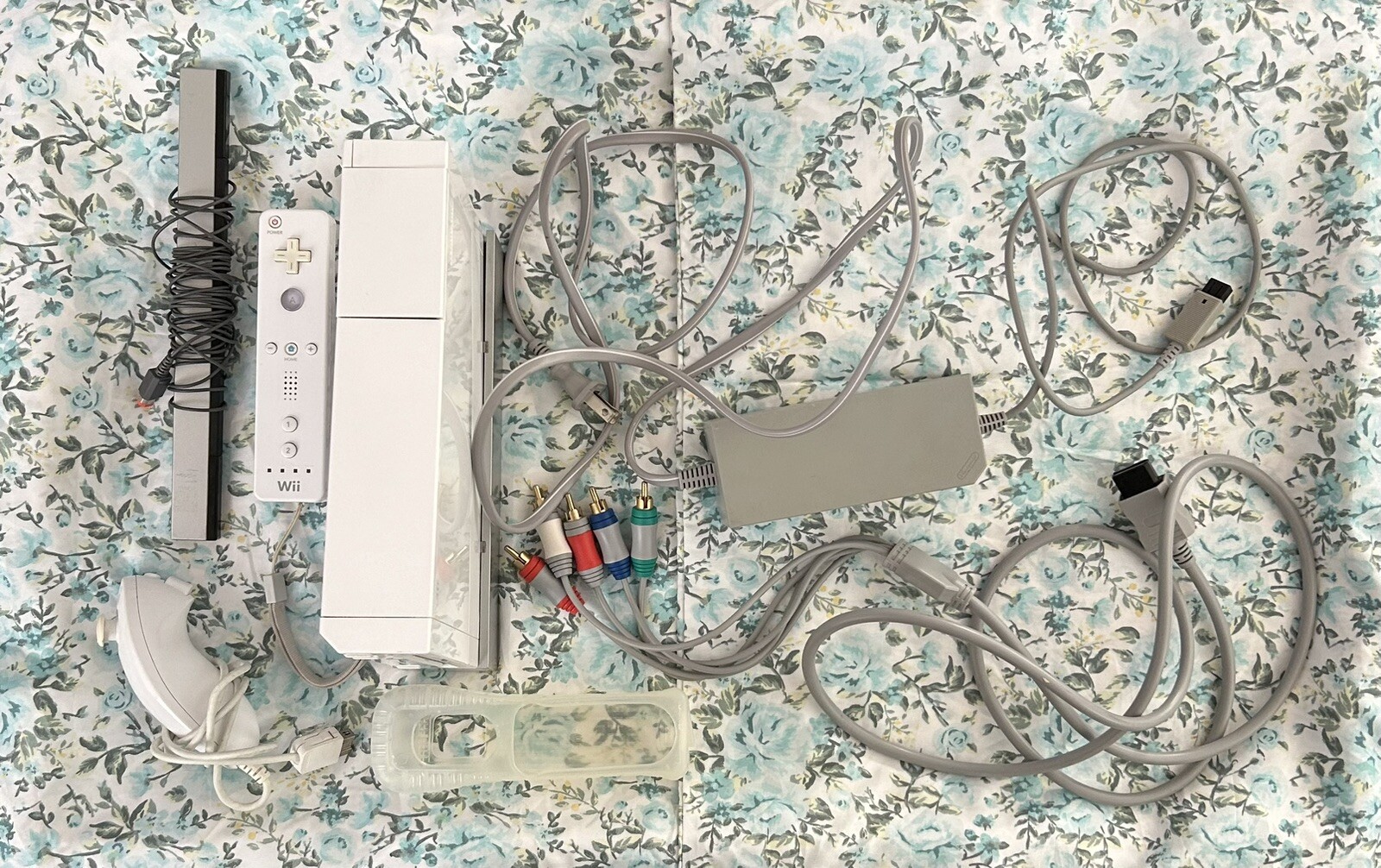 Nintendo Wii RVL-001 512 MB (USA) Home Console – White Bundle