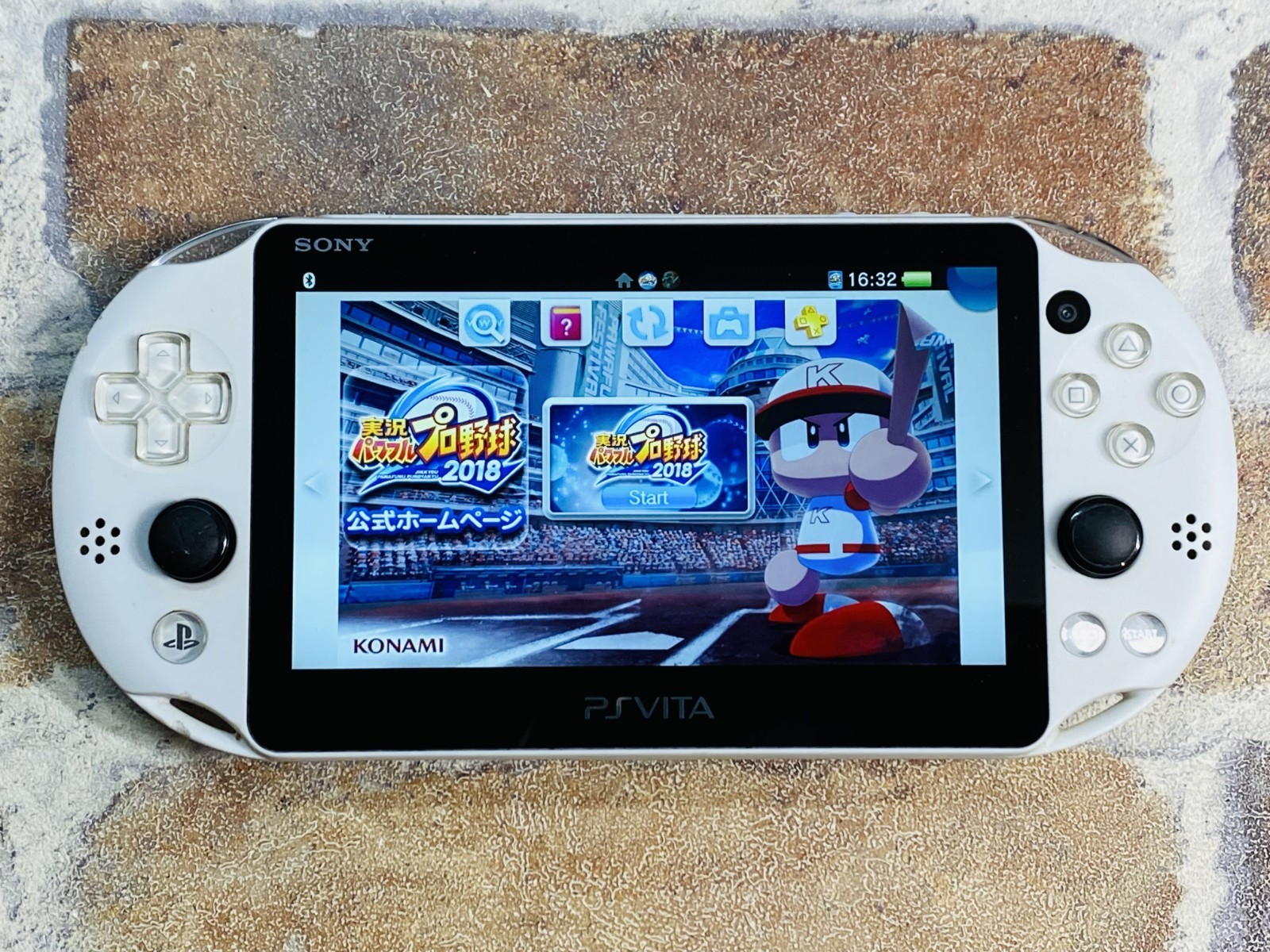 PS Vita Glacier White PCH-2000 SONY PlayStation Japan 8GB Charger 2 Games DDP