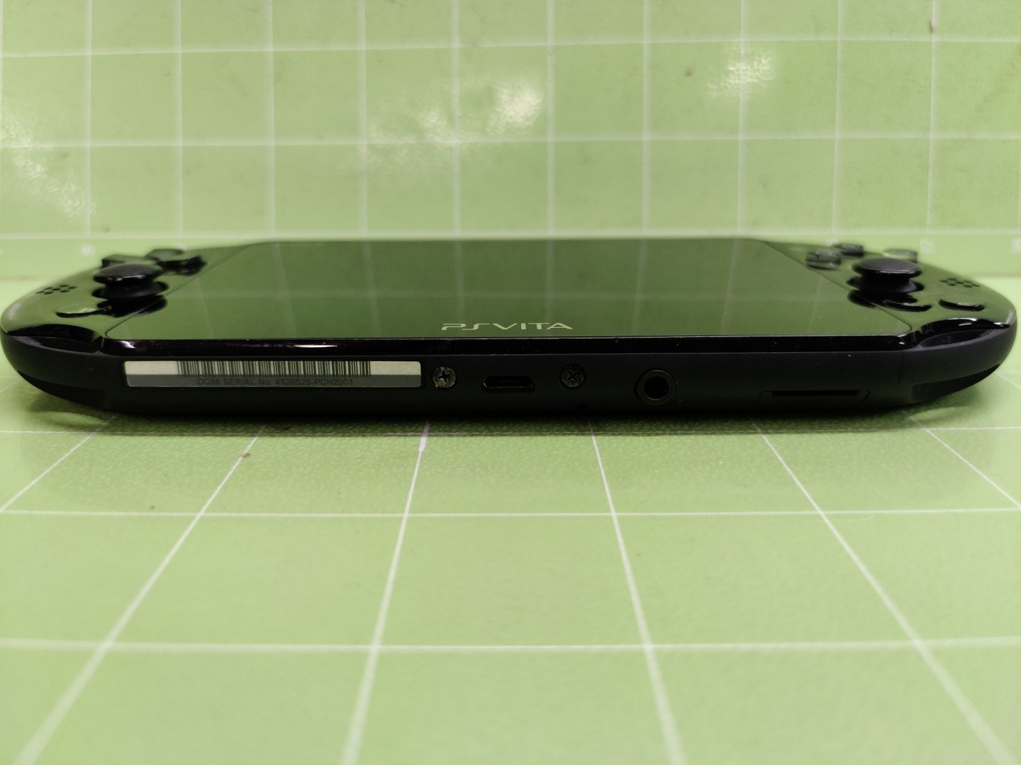 SONY PS Vita PCH-2001 Slim Black Wi-Fi- LCD -FW:3.65 -TESTED – WORKING –