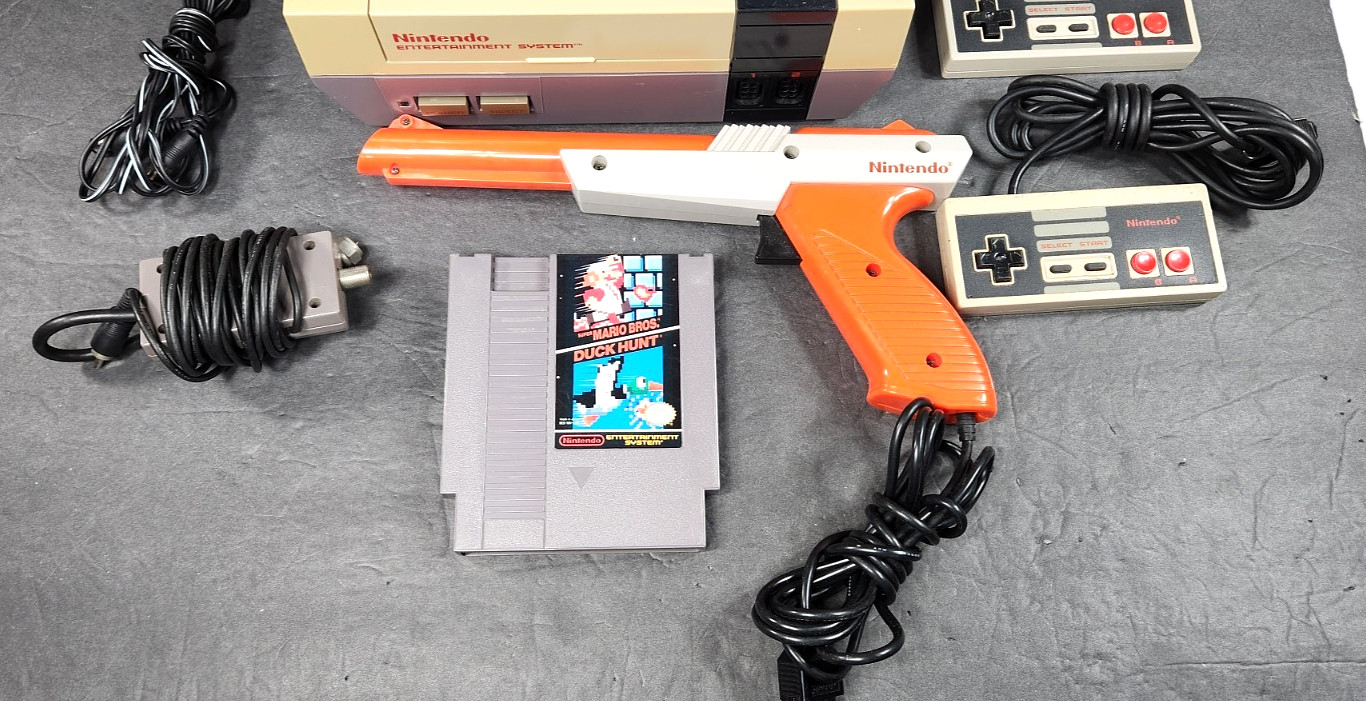 VINTAGE 1985 NINTENDO NES-001 CONTROL DECK BUNDLE MARIO GAME 2 CONTROLLERS GUN