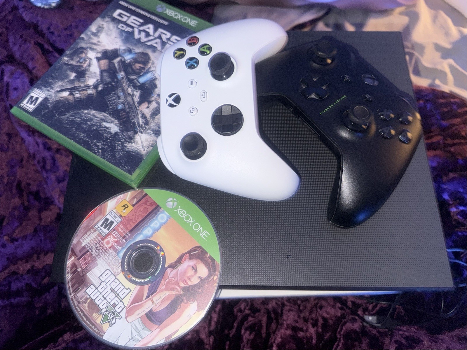 2024 XBOX ONE X 1TB- BLACK CONSOLE 2 CONTROLLERS 2 GAMES 2025