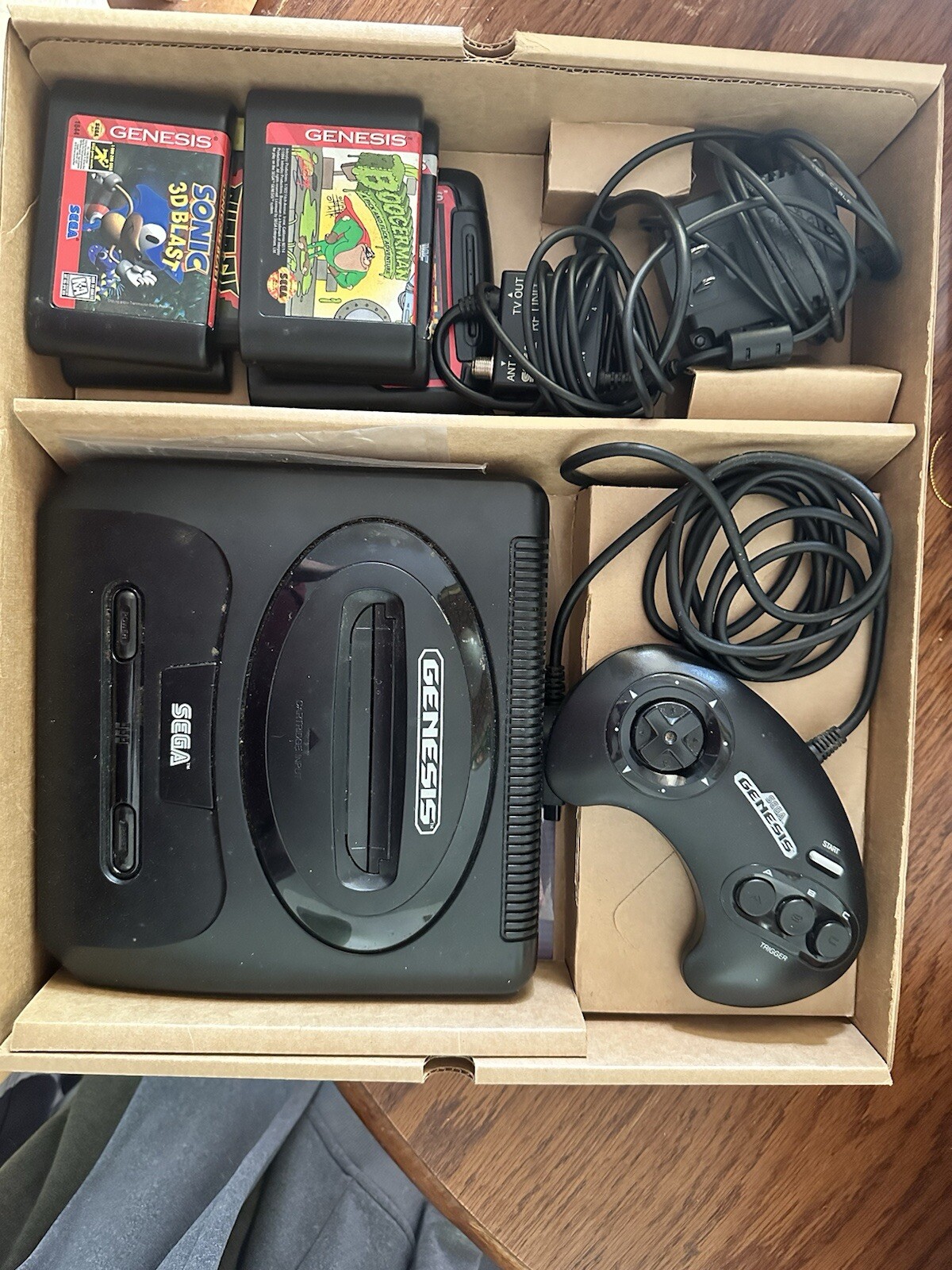 SEGA Genesis – Black With 2 Controller And 6 Games