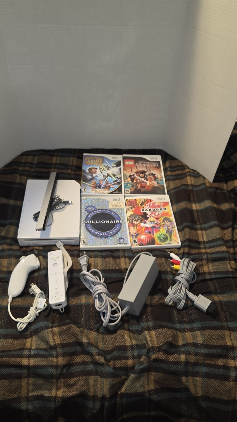 Nintendo Wii RVL-001 512 MB Home Console – White Bundle with 4 Games