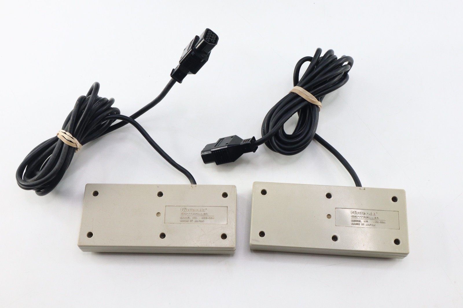 RetroUSB AVS Model RET-AVS W/ Power Cable, 2 OEM NES Controllers & 8 Game Lot