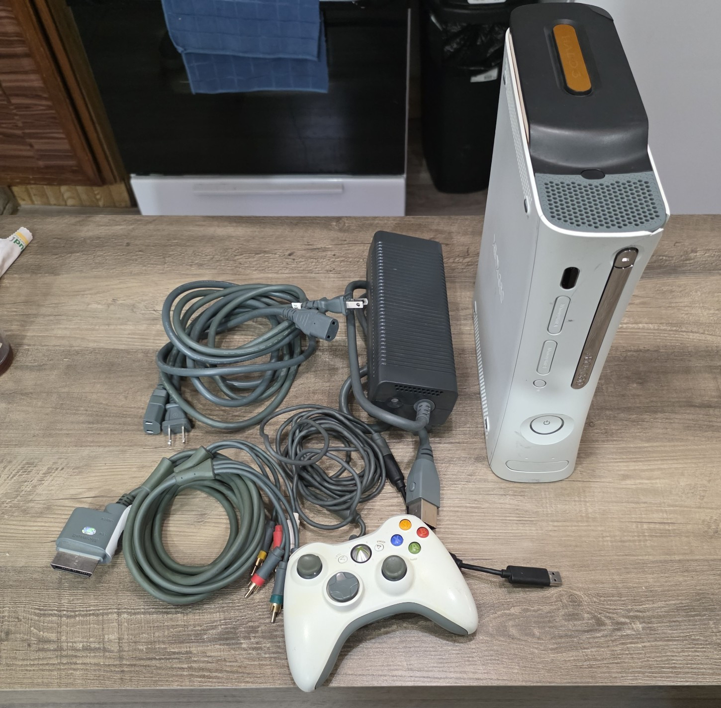 Microsoft Xbox 360 with harddrive Halo Edition w/ Controller and Cables