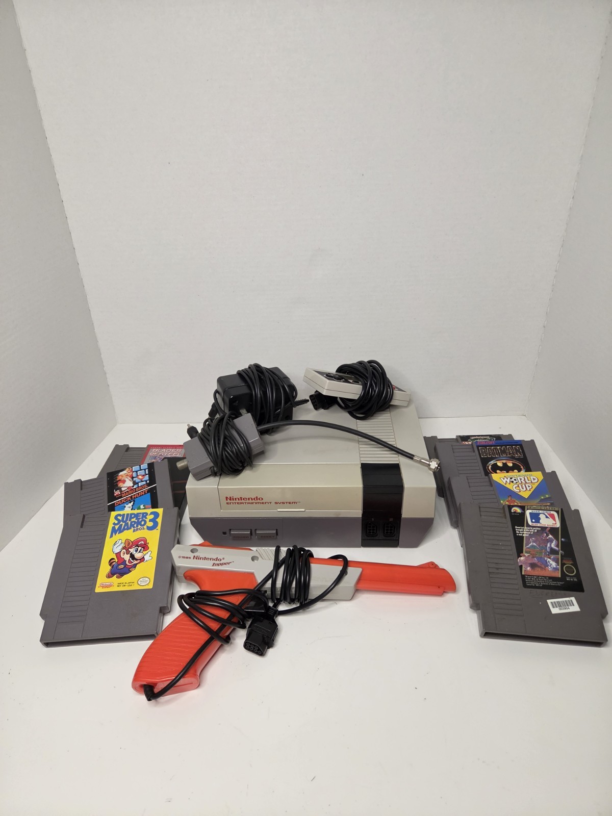 Nintendo NES Console NES-001 w/ 7 Games, Original Wires, Controller & Zapper