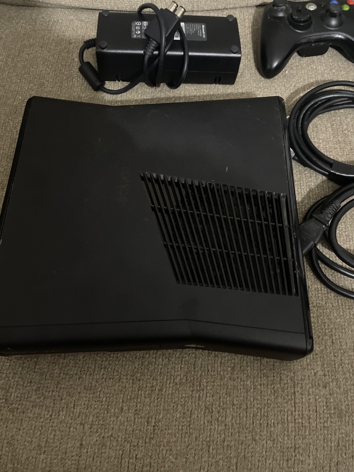 Xbox 360 S Slim Model 1439 Black Console w/ Controllers and Game