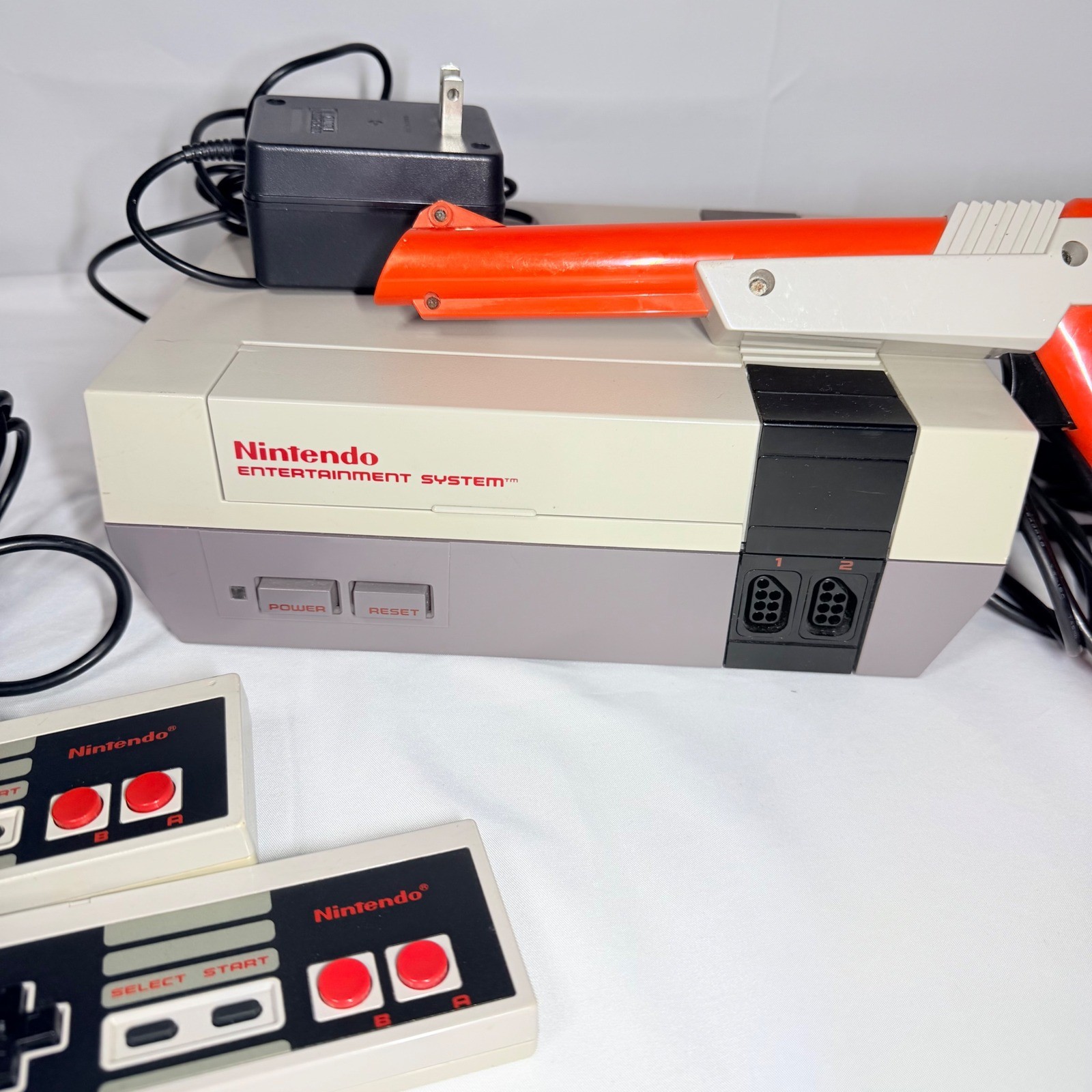 Nintendo Entertainment System NES Console Bundle with 2 Controllers Zapper READ